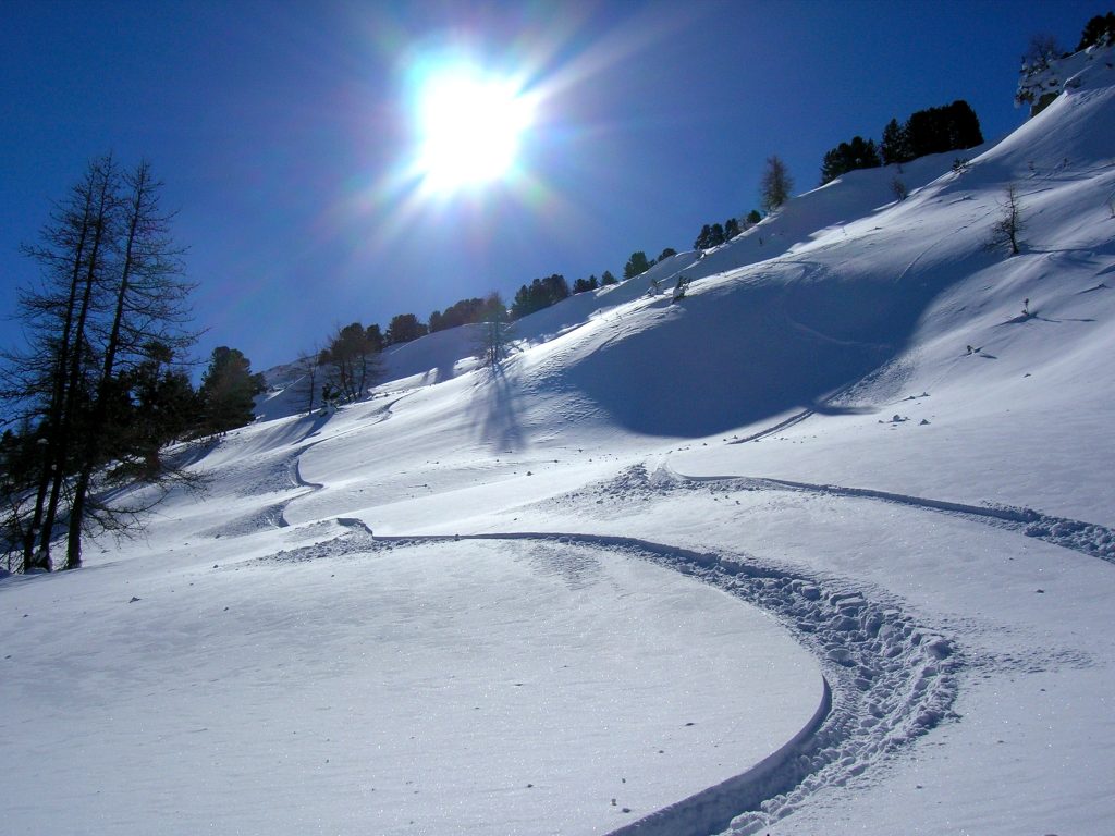 Neige fraîche et grand soleil