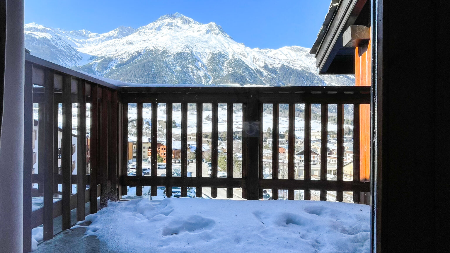 Le village enneigé vu du balcon