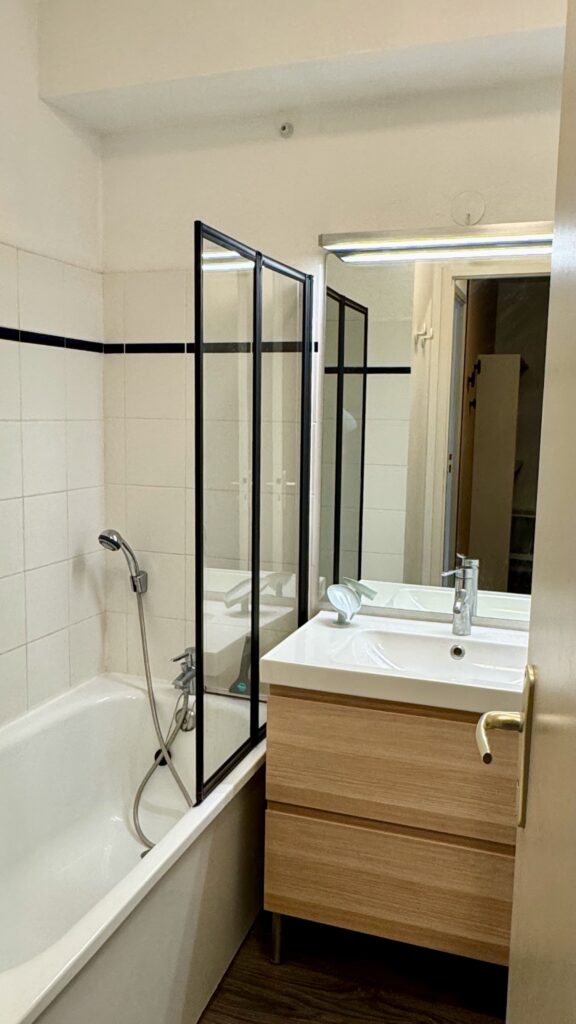 Salle de bains avec baignoire douche